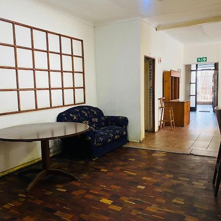 Rosebank Hostel Johannesburg Exterior photo