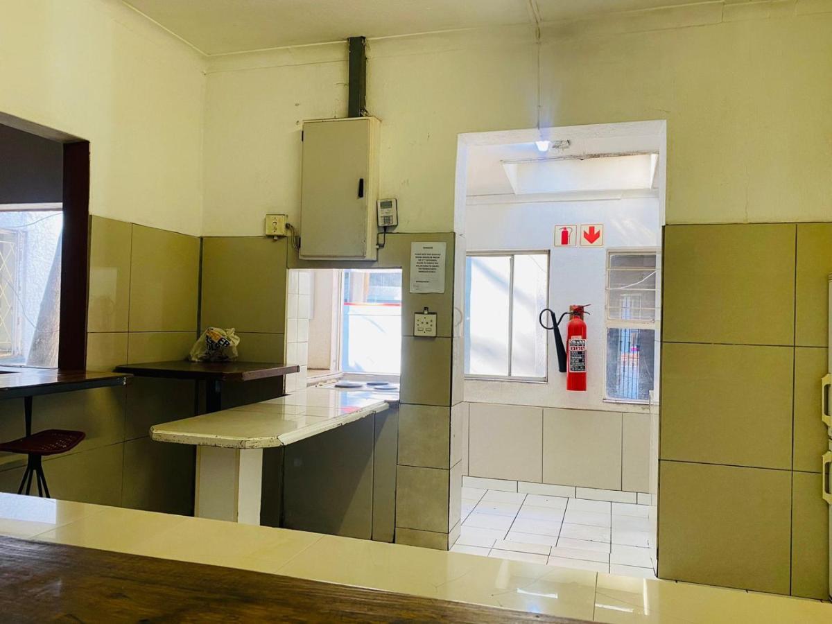 Rosebank Hostel Johannesburg Exterior photo