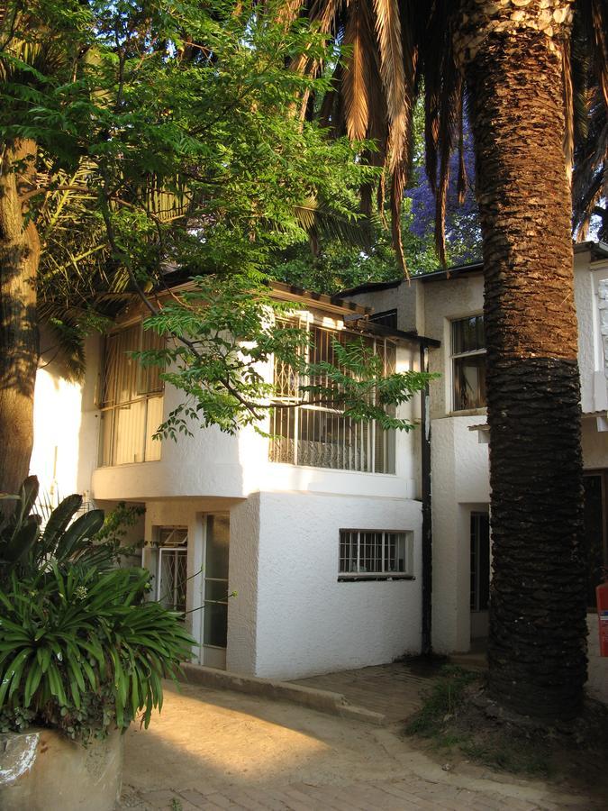Rosebank Hostel Johannesburg Exterior photo